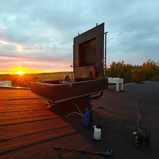 Kattotyö auringonlaskussa