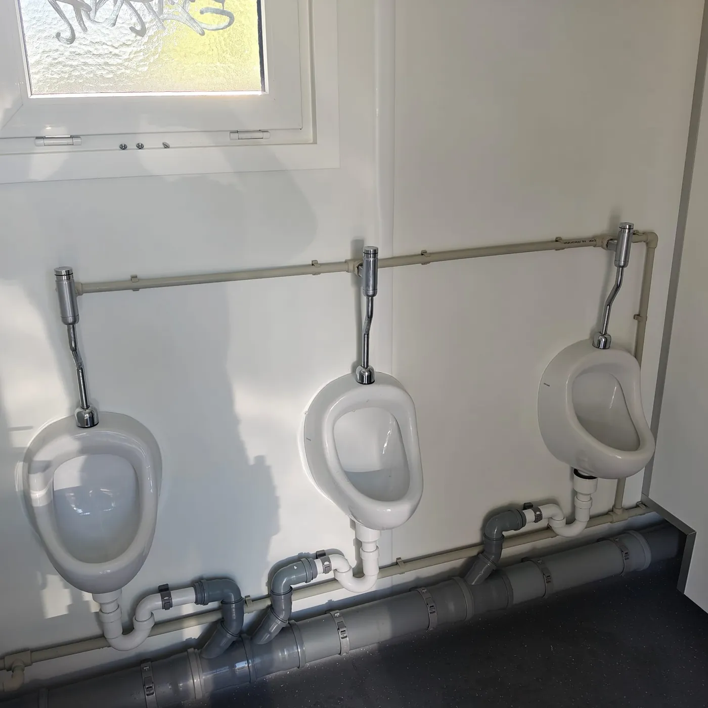 Pisuaarit ja viemäriputkistot liiketilassa